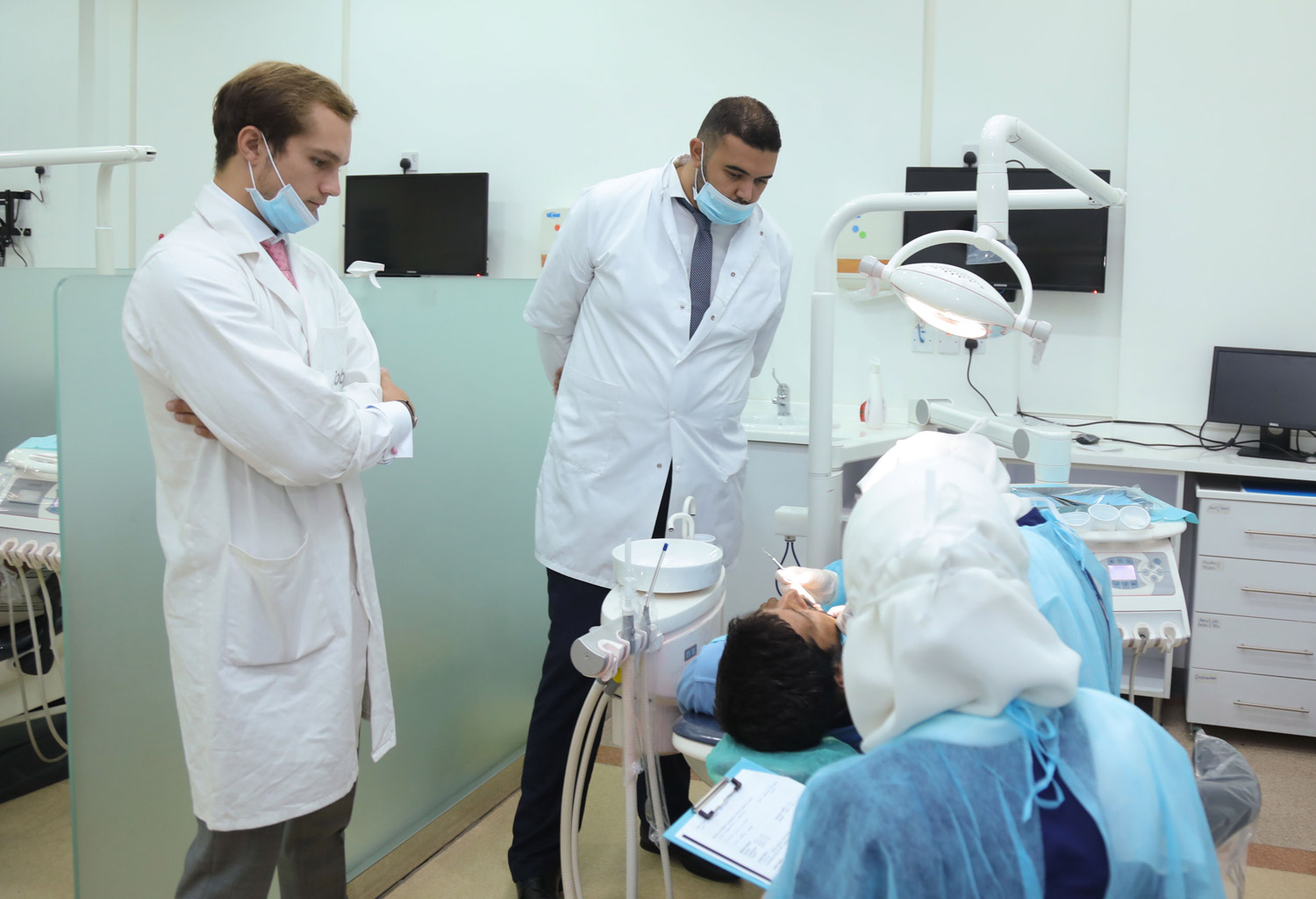 IOB-ecole-osteopathie-bordeaux-observation-chirurgie-dentaire-étudiants
