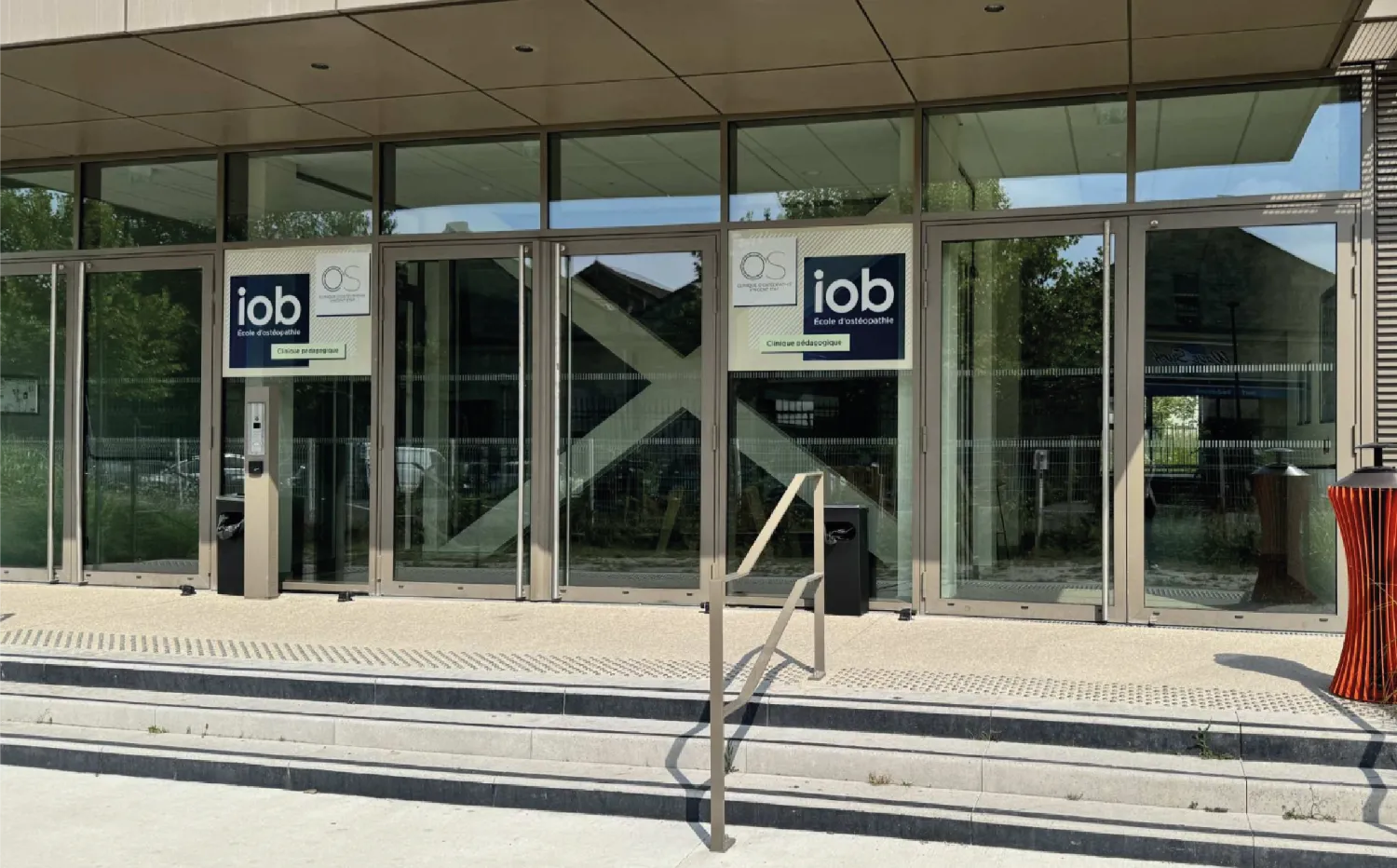 Entrée de l'école • iob bordeaux